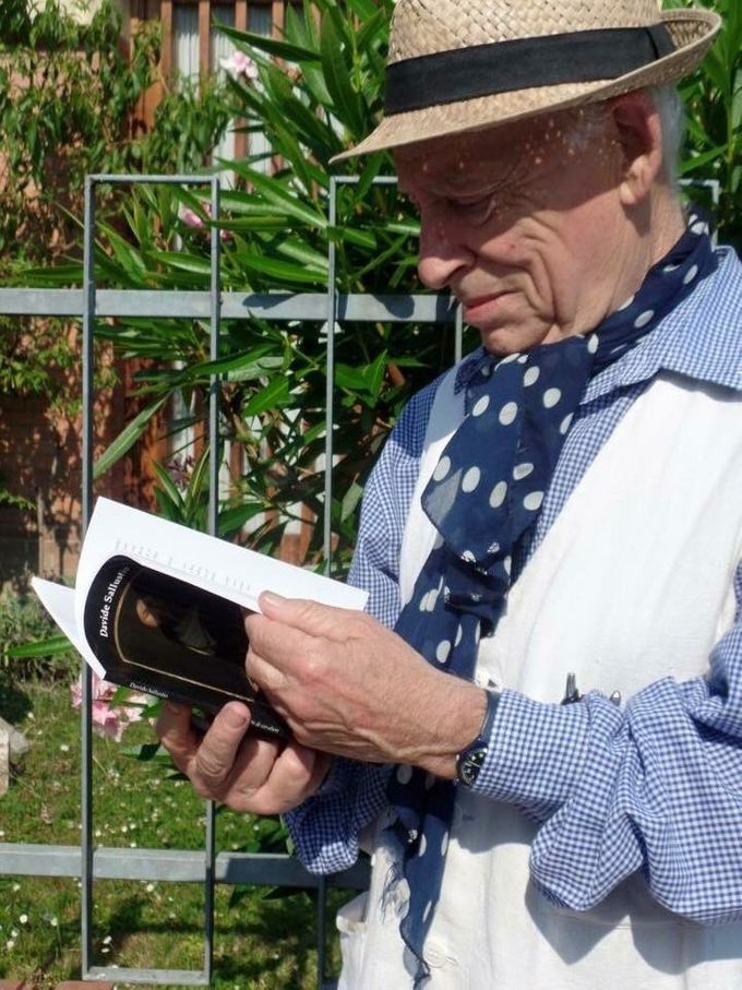 L'artista Raffaele Bueno, rispettivamente figlio e nipote dei grandi Xavier e Antonio Bueno, mentre sfoglia il libro 