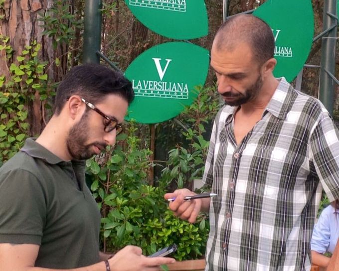 Scambiando i contatti mail con  lo scrittore vincitore del Premio Strega giovani Fabio Genovesi alla Versiliana di Marina di Pietrasanta (LU) (2015)