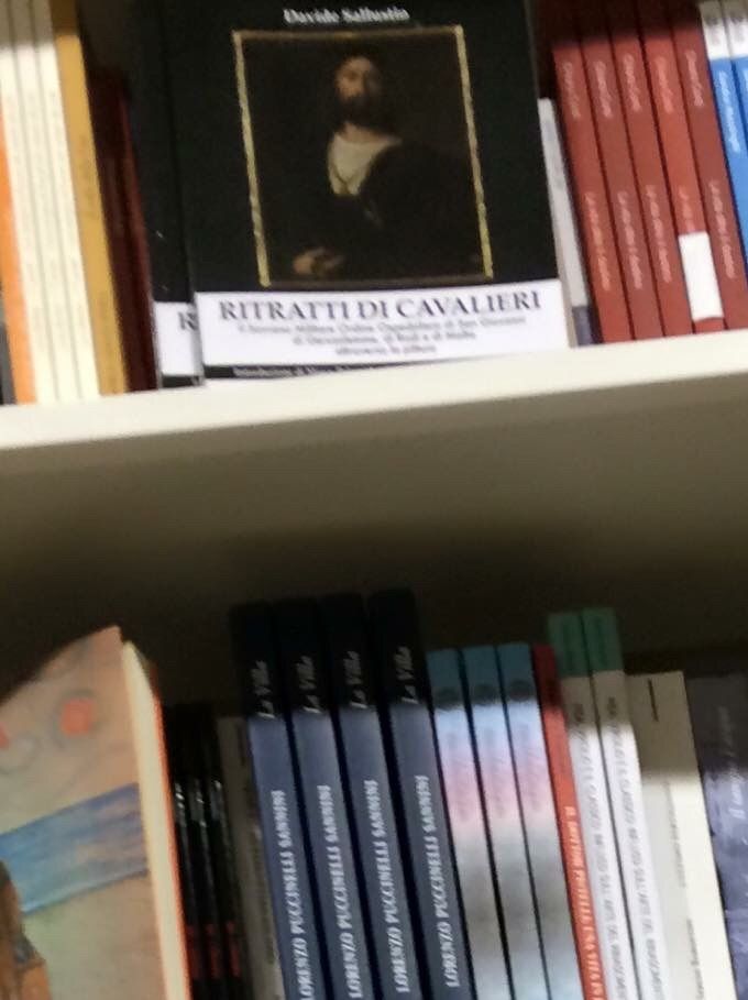 Sugli scaffali deila libreria Ubik di Lucca 