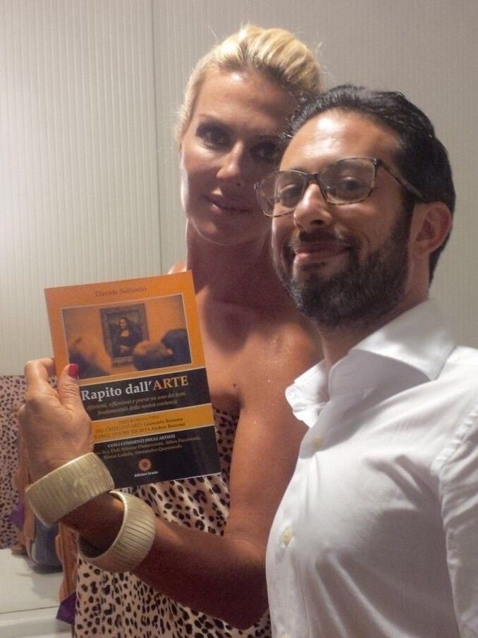 Con l'attrice e soubrette Nathalie Caldonazzo, che tiene tra le sue mani una copia del mio libro 