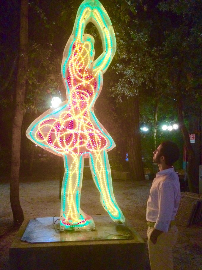 Davanti ad una scultura luminosa dell'artista internazionale Marco Lodola, che ha scritto un suo commento nel mio libro 