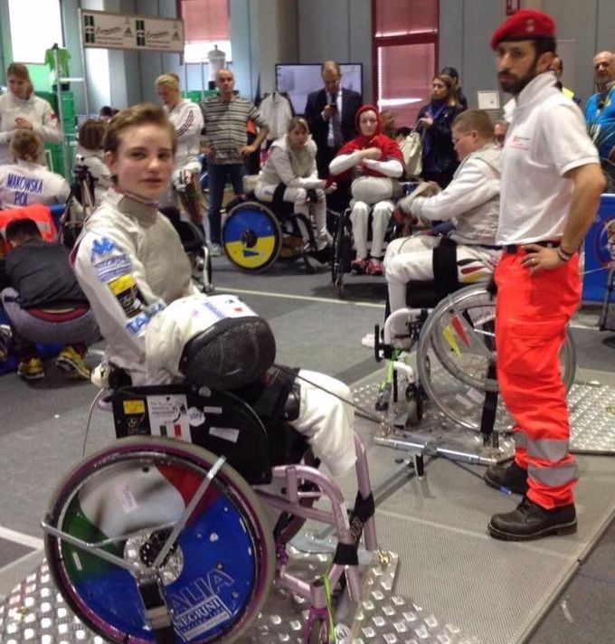 Assistendo in pedana  la campionessa e medaglia d'oro olimpionica Bebe Vio, durane il Campionato Mondiale di Scherma Paralimpica, presso il CUS di Pisa.