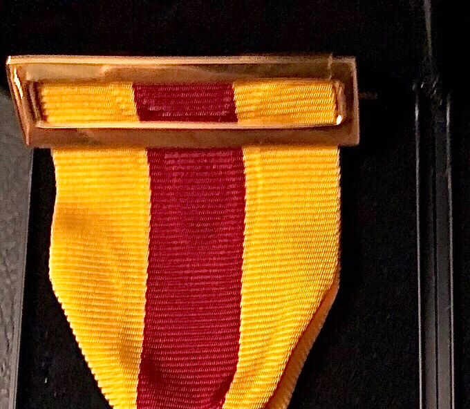 Insegne da Cavaliere dell’Ordine Reale del Leone di Godenu (formato regolare da petto e miniatura)