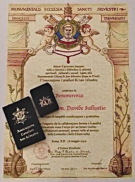 Attestato di benemerenza, distintivo e tesserino di riconoscimento dell'ASSOCIAZIONE CAVALIERI DI SAN SILVESTRO, associazione canonicamente riconosciuta con sede a Tivoli (RM)