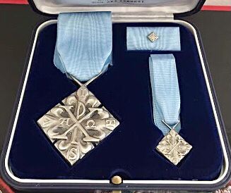 Set (formato regolare da petto, miniatura e nastrino) della medaglia  di benemerenza d’argento giubilare del SMOCSG 