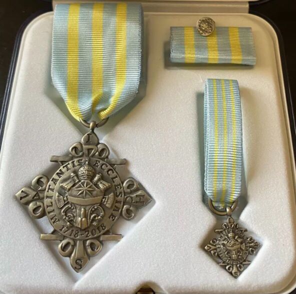 Set medaglia di benemerenza Tricentenario Bolla “Militantis Ecclesiae” del SMOCSG (formato regolare da petto, miniatura e nastrino)