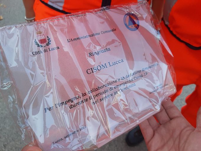 La targa di ringraziamento ricevuta dal Comune  di Lucca 
