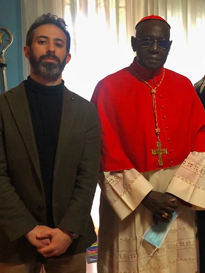 Con S.E.R. il Card. Robert Sarah, Prefetto emerito della Congregazione per il Culto Divino e la Disciplina dei Sacramenti, Membro della Congregazione per la Cause sei Santi, Membro della Congregazione per l’Evangelizzazione dei Popoli e del Pontificio Comitato per i Congressi Eucaristici Internazionali. 

Chiesa di S.Rita a Viareggio (LU), 21-11-2021
