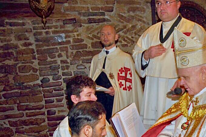 Con S.E.R. il Card. Edwin Frederick O'Brien, Gran Maestro dell’Ordine Equestre del Santo Sepolcro di Gerusalemme durante la solenne Investitura a Cavaliere.

Basilica della Santa Casa di Loreto - 10-03-2018