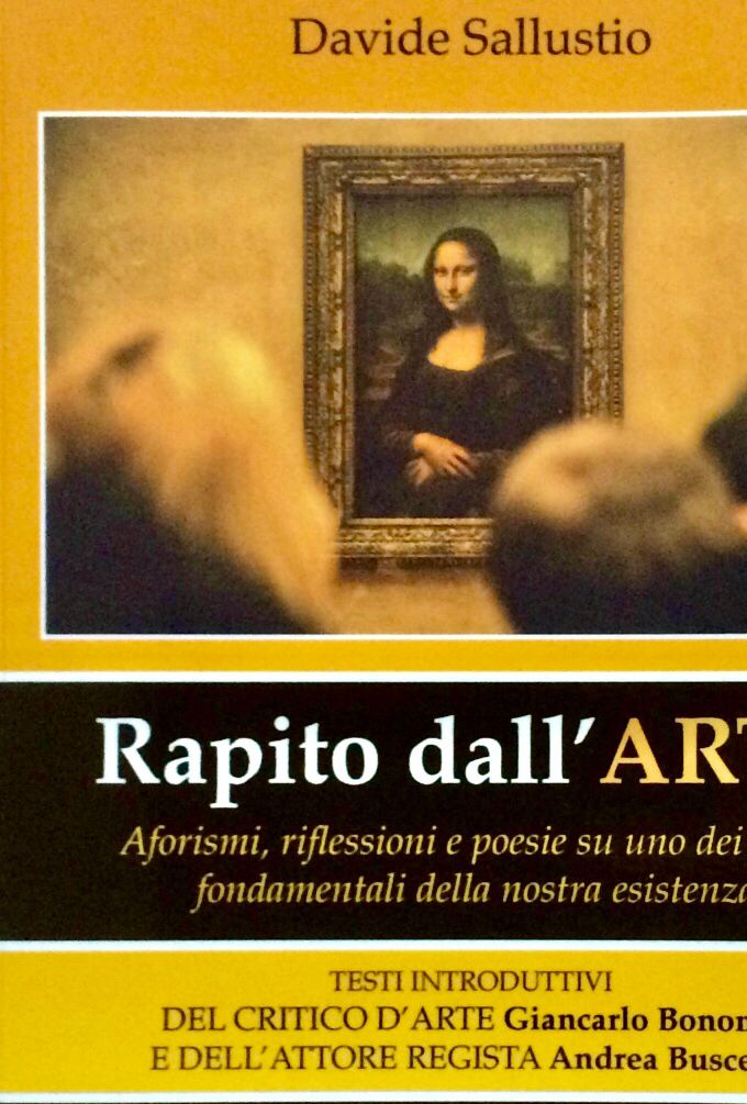 Argomenti: Aforismi, Poesia, Arte


L'Arte: il solo parlarne rende migliore l'esistenza di molti, il lento dissetarsene rende irripetibile l'esperienza di chiunque. Interi fiumi di inchiostro sono stati spesi su questo immortale argomento, così come un numero infinito di esseri umani si è fatto rapire da esso, tra cui non ultimo l'autore del presente libro.
 Questo libro non cerca di svelare la misteriosa alchimia che permette al pittore come allo scultore, al poeta come al critico di avere una diversa visione del mondo, bensì vuol provare, attraverso gli aforismi, le riflessioni e le poesie in esso contenute, ad elargire al lettore qualche sorso di quel prelibato nettare che soltanto l'Arte permette di assaporare, in quanto tema fondamentale del nostro vivere quotidiano, perla di ineguagliabile attrazione e interprete sublime del cammino dell'Uomo.
 Il volume viene introdotto dai testi del critico d'Arte Giancarlo Bonomo (curatore di eventi presso la Biennale di Venezia, conduttore di trasmissioni TV sul tema artistico, premiato per meriti artistico-culturali dalla Camera dei Deputati) e dell'attore regista Andrea Buscemi (il quale può vantare nel proprio curriculum artistico lavori teatrali e cinematografici a fianco di attori e registi di enorme spessore quali Gassman, Albertazzi, Proietti, Castellitto, Villaggio, Pieraccioni, Panariello e molti altri).
 Ad arricchire ulteriormente l'opera sono presenti in apertura i commenti di recensione di alcuni illustri esponenti del mondo della Pittura, della Poesia e della cultura in genere: Josè Van Roy Dalì (pittore, figlio presunto del celebre Maestro del Surrealismo Salvador Dalì), Simone Domeniconi (promettente ed innovativo artista italiano, conosciuto dal grande pubblico per le sue opere concettuali su scacchiera), Athos Faccincani (famoso paesaggista dalle tinte vivaci, definito da molti 